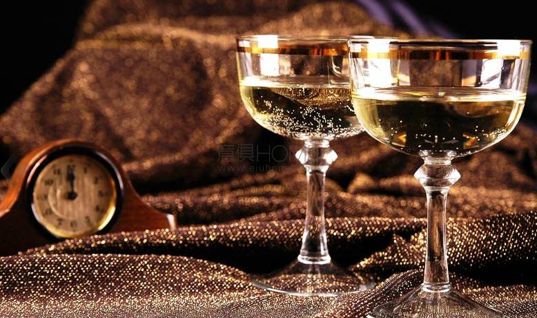 晚來天欲雪，能飲一杯無？