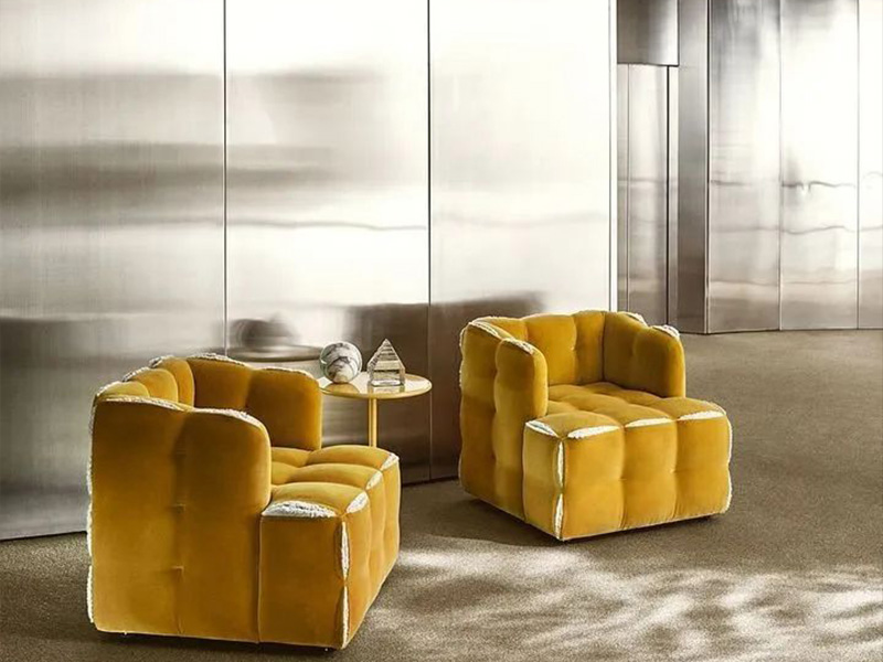 FUN FENDI 沙發(fā)，家中有一只超可愛的“大包包”